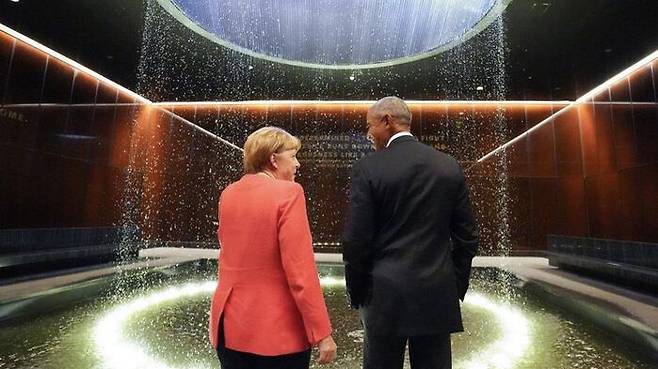 앙겔라 메르켈 전 독일 총리와 버락 오바마 전 미국 대통령 (사진=버락 오바마 전 대통령 인스타그램 갈무리, 연합뉴스)