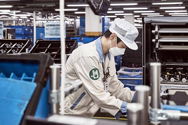 캐논코리아는 장애인 직원들의 근무환경 만족도를 높이기 위해 장애인 근로자 전용 생산 라인인 ‘I CAN CELL (아이 캔 셀)’을 구축하고, 다각도로 편의 시설을 설치하고 근무 환경을 개선하는 ‘편한 일터 만들기 프로젝트’를 진행하고 있다. 캐논코리아 제공