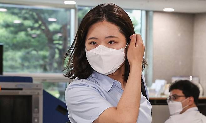 박지현 전 더불어민주당 비상대책위원장이 1일 서울 여의도 국회 의원회관에서 열린 그린벨트 결과 공유 파티 '용감한 여정'에 참석하고 있다. 연합뉴스