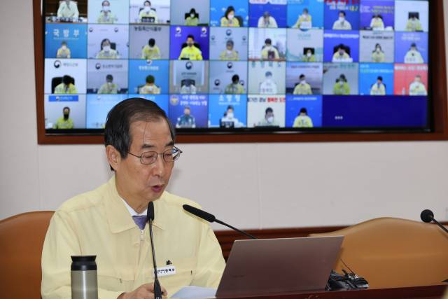 한덕수 국무총리가 1일 정부서울청사에서 열린 코로나19 대응 중앙재난안전대책본부 회의를 주재하고 있다. 연합뉴스