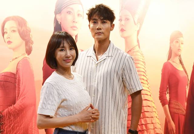 뮤지컬 ‘아이다’의 주연을 맡고 있는 배우 윤공주(왼쪽)와 김우형. 오승현 기자