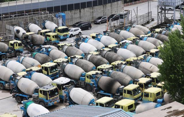 수도권의 레미콘 운송 차주들이 파업에 돌입한 1일 오후 경기도 안양시의 한 레미콘 업체에 레미콘 차량이 세워져 있다. 수원=연합뉴스