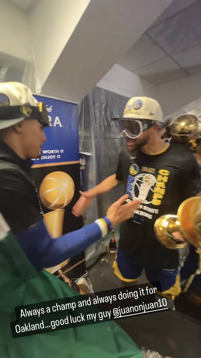 파이널 우승을 확정 지은 뒤 우승 퍼레이드에서 즐겁게 즐기는 모습. 스테픈 커리 공식 SNS 제공