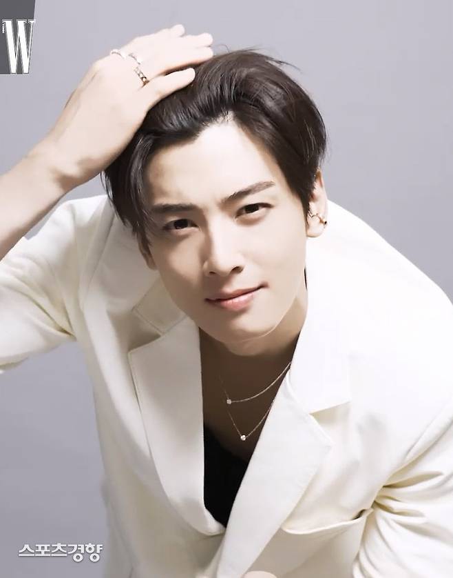 할리우드 진출 여부에 초점이 쏠린 아스트로 멤버 차은우가 셀프 스튜디오 모습을 공개해 관심을 모았다. 인스타그램 캡처