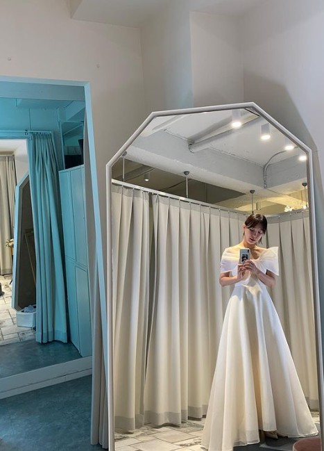 Broadcaster Lee Ji-hye recently reported on the status quo.On the first day, Lee Ji-hye posted a picture on his instagram with the phrase What am I doing??Lee Ji-hye took pictures in various clothes in the fitting room, wearing a pure white dress or a lace dress, and showing off her beautiful figure.The netizens responded in various ways such as beautiful, mannequin, pretty to wear anything.Meanwhile, Lee Ji-hye married tax accountant Moon Jae-wan in 2017 and has two daughters.