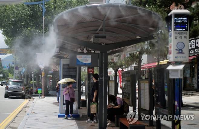 폭염…버스 정류장 쿨링포그  [연합뉴스 자료사진]