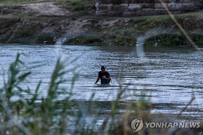 멕시코 국경에서 강을 건너는 불법 이민자 [AFP 연합뉴스 자료사진. 재판매 및 DB 금지]