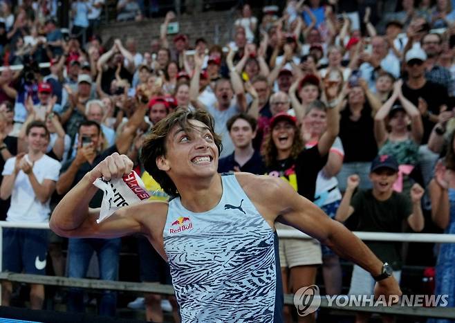 듀플랜티스, 실외 남자 장대높이뛰기 세계 신기록 (스톡홀름 로이터=연합뉴스) 듀플랜티스가 1일(한국시간) 스웨덴 스톡홀름에서 열린 다이아몬드리그 남자 장대높이뛰기 결선에서 6ｍ16의 세계 신기록을 세운 뒤 환호하고 있다.