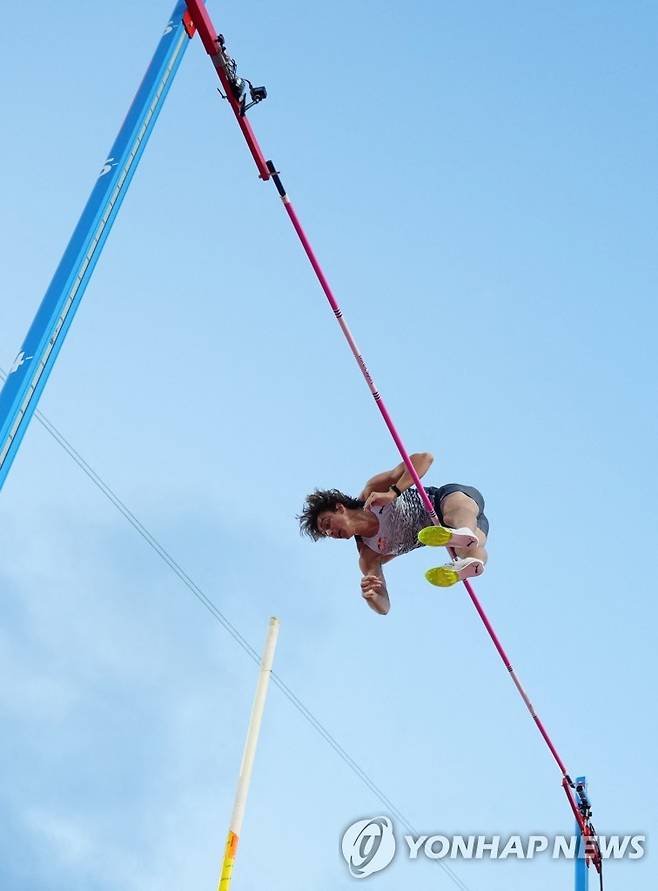 듀플랜티스, 6ｍ16을 날다 (스톡홀름 로이터=연합뉴스) 듀플랜티스가 1일(한국시간) 스웨덴 스톡홀름에서 열린 다이아몬드리그 남자 장대높이뛰기 결선에서 6ｍ16의 세계 신기록을 세우고 있다.