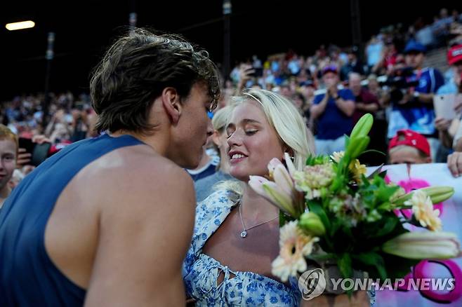 여자친구의 축하받는 듀플랜티스 (스톡홀름 로이터=연합뉴스) 듀플랜티스가 1일(한국시간) 스웨덴 스톡홀름에서 열린 다이아몬드리그 남자 장대높이뛰기 결선에서 6ｍ16의 세계 신기록을 세운 뒤 모델인 여자친구 디자이어 잉글랜더의 축하를 받고 있다.