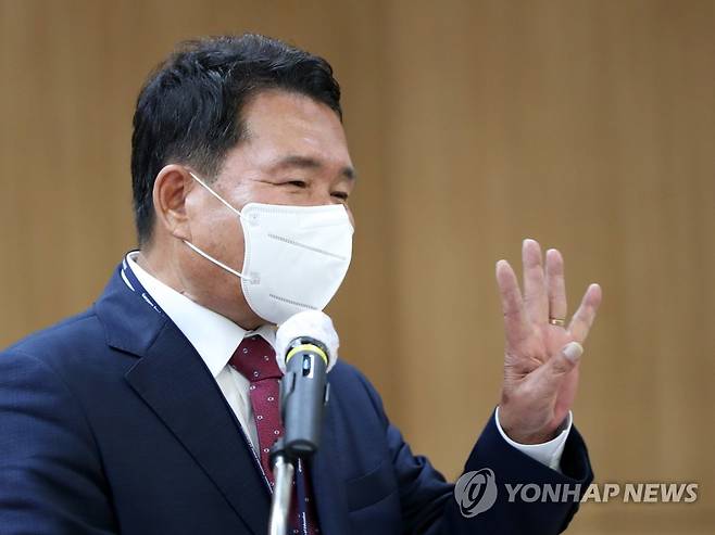 민선 4기 신경호 강원교육감 취임 (춘천=연합뉴스) 양지웅 기자 = 신경호 신임 강원도교육감이 1일 오전 강원 춘천시 강원도교육청에서 열린 취임식에서 취임사를 하고 있다. 2022.7.1 yangdoo@yna.co.kr