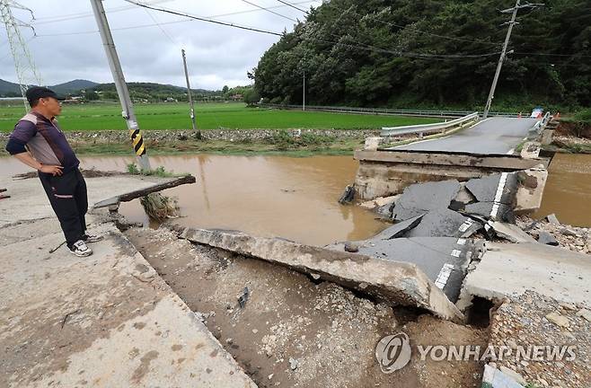 기록적 폭우로 유실된 서산시 운산면의 다리 [연합뉴스 자료사진]