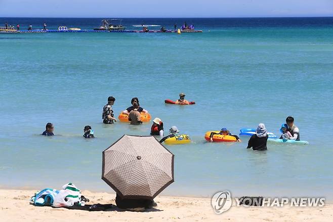 제주 해수욕장 일제 개장 (제주=연합뉴스) 박지호 기자 = 제주도 내 해수욕장 개장 첫날인 1일 오후 제주시 조천읍 함덕해수욕장을 찾은 피서객이 물놀이를 하고 있다. 2022.7.1 jihopark@yna.co.kr