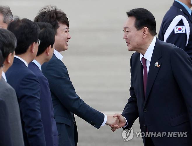 인사하는 윤석열 대통령과 국민의힘 이준석 대표 (성남=연합뉴스) 안정원 기자 =  윤석열 대통령이 1일 북대서양조약기구(NATO·나토) 정상회의 참석을 마치고 성남 서울공항에 도착, 국민의힘 이준석 대표와 악수하고 있다. 2022.7.1 [대통령실 제공. 재판매 및 DB금지] jeong@yna.co.kr