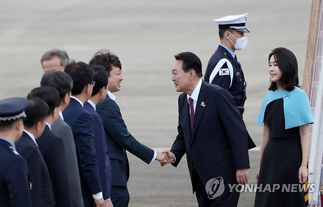 인사하는 윤석열 대통령과 국민의힘 이준석 대표 (성남=연합뉴스) 안정원 기자 =  윤석열 대통령이 1일 북대서양조약기구(NATO·나토) 정상회의 참석을 마치고 성남 서울공항에 도착, 국민의힘 이준석 대표와 악수하고 있다. 2022.7.1 [대통령실 제공. 재판매 및 DB금지] jeong@yna.co.kr