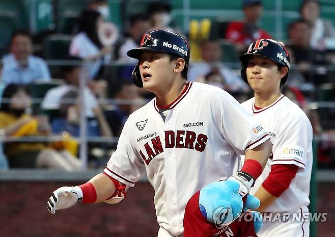 SSG 전의산 '추격 시작하는 2점 홈런' (인천=연합뉴스) 윤태현 기자 = 1일 인천 SSG 랜더스필드에서 열린 프로야구 SSG 랜더스와 KIA 타이거즈의 경기. 4회말 SSG 공격 무사 1루 상황에서 SSG 전의산이 좌익수 뒤 홈런을 친 뒤 홈으로 들어와 동료들의 격려를 받고 있다. 2022.7.1 tomatoyoon@yna.co.kr