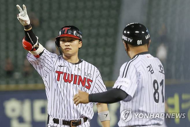 박해민 1타점, 다시 앞서는 LG (서울=연합뉴스) 신현우 기자 = 1일 서울 잠실야구장에서 열린 2022 프로야구 KBO리그 롯데 자이언츠와 LG 트윈스의 경기. 6회말 2사 1,3루 LG 박해민이 1타점 적시타를 쳐낸 뒤 손을 들어 올려 브이를 그리고 있다. 2022.7.1 nowwego@yna.co.kr