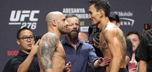UFC 276에서 페더급 타이틀전을 벌이는 챔피언 알렉산더 볼카노프스키(왼쪽)와 도전자 맥스 할로웨이가 팽팽한 눈싸움을 벌이고 있다. 사진=UFC