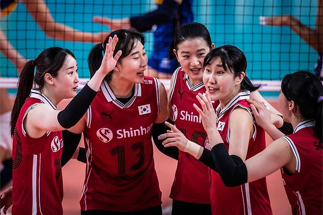 득점하고 기뻐하는 한국 여자배구 대표팀, VNL