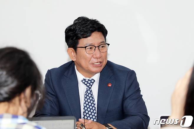 12대 제주도의회 의장으로 선출된 더불어민주당 김경학 의장이 1일 오후 의장실에서 '뉴스1제주본부'를 비롯한 도의회 기자단과 인터뷰하고 있다.2022.7.1/뉴스1 © News1 고동명 기자