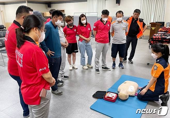 119시민수상구조대원이 심폐소생술 교육을 받고 있다.(괴산소방서 제공)© 뉴스1