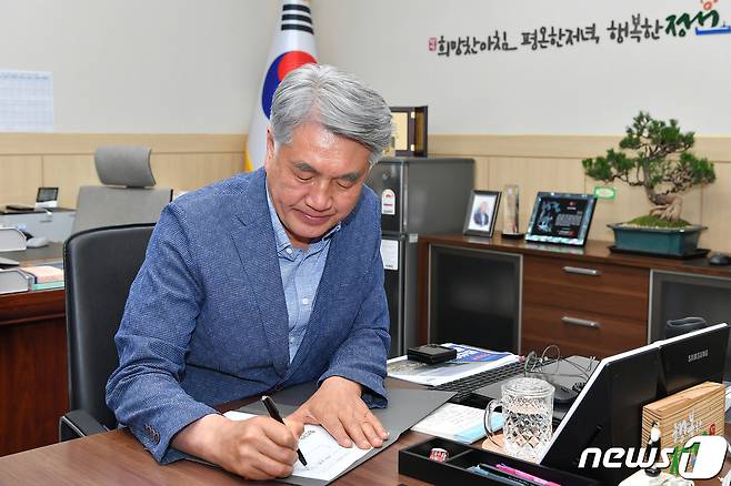 최승준 강원 정선군수가 지난 1일 민선8기 정선군정 출범식과 함께 첫 결재로 가리왕산 국가정원 추진 관련 보고를 선택한 가운데 관련 보고에 대한 결재에 나서고 있다. (정선군 제공) 2022.7.2/뉴스1 신관호 기자