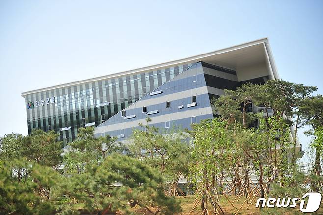 전북 완주군은 초록우산어린이재단 전북지역본부가 주관하는 '코로나19 회복지원사업'에 선정됐다고 2일 밝혔다. 전북 완주군청사 전경./뉴스1