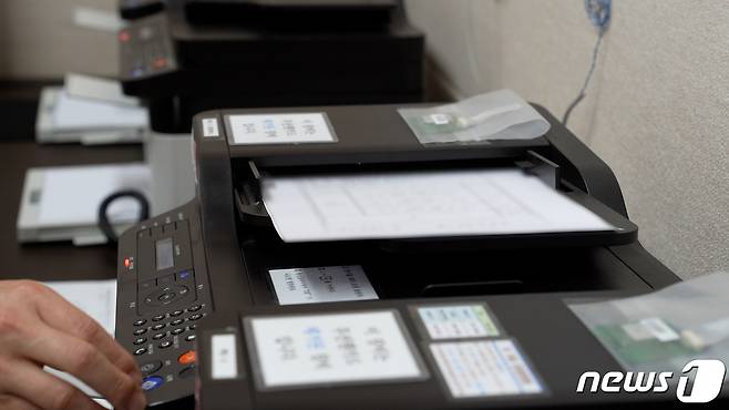 남북이 통신연락선을 복원한 4일 군 관계자가 대북 직통선 전화기로 시험통화를 하고 있다. 북한이 한미 연합훈련에 반발해 8월10일부터 무응답으로 단절한 지 55일 만이다.(국방부 제공) 2021.10.4/뉴스1