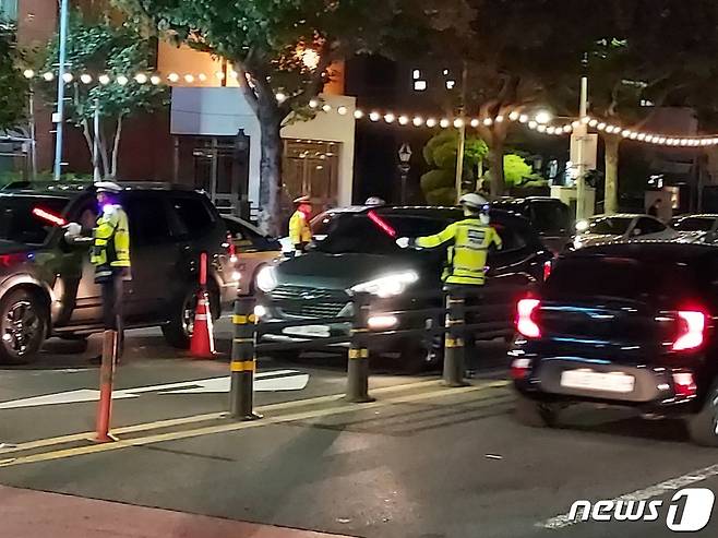 제주경찰청은 도내 해수욕장이 개장한 지난 1일 함덕해수욕장 등 3곳에서 불시 음주단속을 실시, 3명을 적발했다고 2일 밝혔다. © 뉴스1