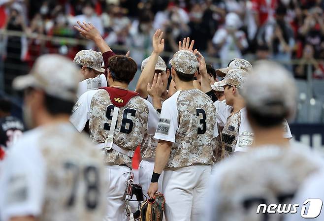 30일 서울 구로구 고척스카이돔에서 열린 프로야구 '2022 신한은행 SOL KBO리그' 키움 히어로즈와 KIA 타이거즈의 경기, 5대4로 승리한 키움 선수들이 기쁨을 나누고 있다. 2022.6.30/뉴스1 © News1 조태형 기자