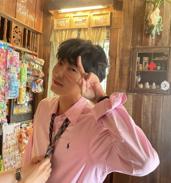 Actor Lee Joon-gi has revealed a recent episode of the Unevitable Celebrity.On the 2nd, Lee Joon-gi posted a picture on his SNS saying Thank you.The photo shows Lee Joon-gi, who is leaving the staff to take a picture.Meanwhile, Lee Joon-gi played Kim Hee-woo as a hot blood tester in SBS Again My Life last month.