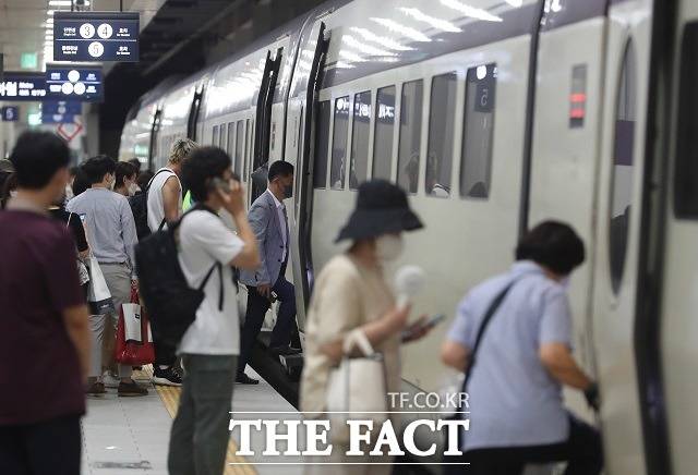 지난 1일 대전 조차장역 인근에서 발생한 '경부선 SRT 탈선 사고' 복구가 완료되면서 2일 고속열차 운행이 전면 재개됐다. 이번 사고로 당시 열차에는 탑승했던 승객 380명 중 11명이 다치고 7명이 병원으로 이송됐다. 또한 열차운행 취소 14대, 운행지연 최대 326분이 발생하면서 승객들이 불편을 겪었다. /뉴시스