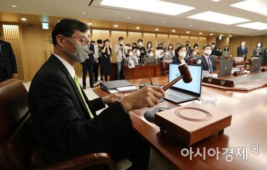 이창용 한국은행 총재가 26일 서울 중구 한국은행에서 열린 금융통화위원회 본회의를 주재하고 있다./사진공동취재단