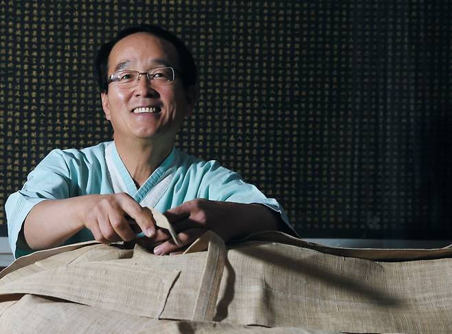 유재철씨가 마네킹을 눕혀 놓고 염습을 시연하고 있다. 그는 전직 대통령 6명의 장례를 모셔 ‘대통령 염장이’로 불린다. /오종찬 기자