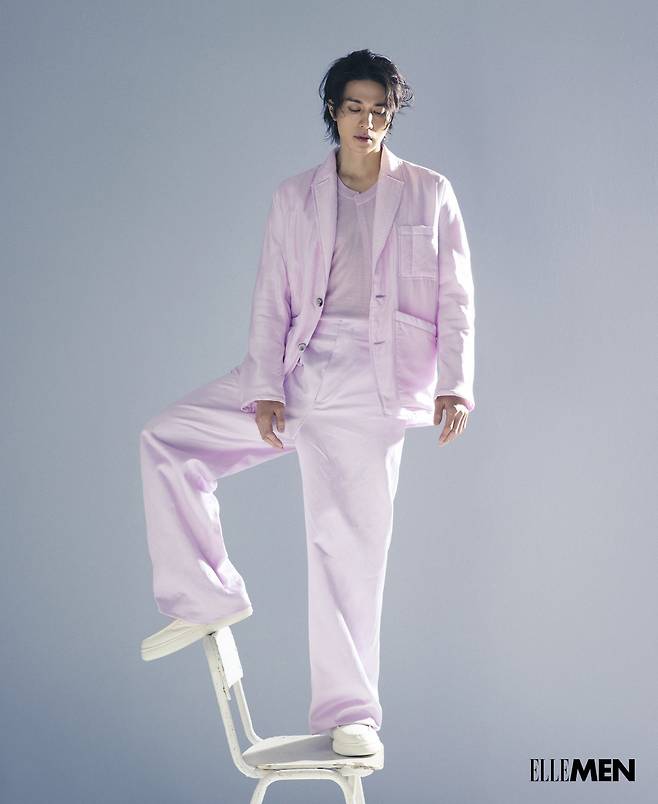 최근 제냐 의상을 입고 해외 패션지 '엘르 싱가포르판'을 장식한 배우 이동욱. '슈트의 제왕'으로 불린 제냐의 질도 제냐 회장은 "코로나 팬데믹 등을 거치며 '넥타이+정장'같은 공식에서 벗어나 더욱 자유롭고 편안한 스타일을 추구하고 있다"면서 "티셔츠에 슈트, 니트 복장 같은 것들이 또 다른 출근복의 공식을 만들어 낼 것"이라고 말했다.  /엘르 싱가포르, 제냐 페이스북