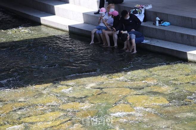 전국 대부분 지역에 폭염특보가 발효된 가운데 26일 오후 서울 청계천에서 시민들이 발을 담그고 있다. ⓒ데일리안