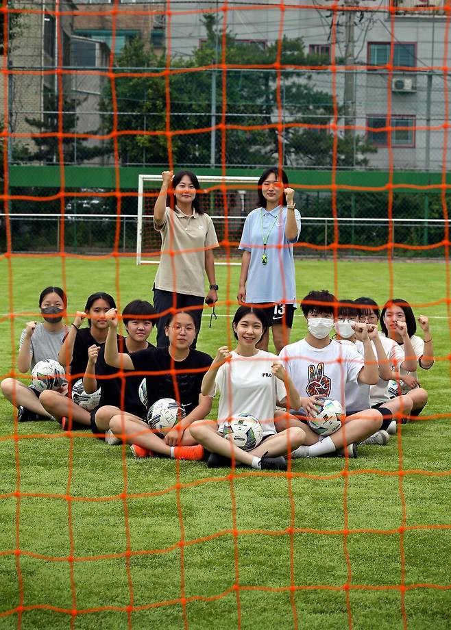 서울시교육청에서 운영하는 공차소서 프로그램에 지원한 송파 강동지역 여학생들이 18일 오전 서울 송파구 방이중학교 운동장에서 축구연습을 마치고 기념촬영을 하고 있다. 가장 윗줄은 이들을 가르치는 조윤서, 장혜수 교사(왼쪽부터). 이정용 선임기자 lee312@hani.co.kr