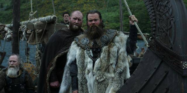 올라프는 동생인 하랄드에게 다음 왕위를 약속하면서, 아들이 태어났다는 것을 알리지 않는다. IMDb 제공