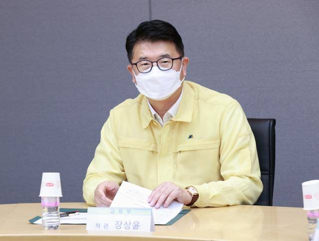 장상윤 교육부 차관이 지난달 24일 대학 실험실 안전관리 실태점검을 위해 서울과학기술대학교를 방문, 관계자들과 대화를 나누고 있다. 교육부 제공