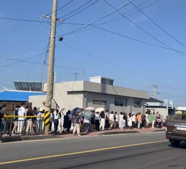 이상순이 1일 제주에 연 카페 밖에 길게 늘어선 줄. 독자 제공