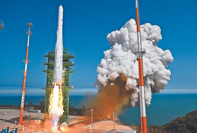 순수 국내기술로 제작된 한국형 최초 우주발사체 '누리호'(KSLV-Ⅱ)'가 지난달 21일 전남 고흥군 나로우주센터에서 발사되고 있다. [뉴스1]