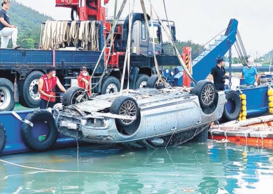 지난달 29일 오전 전남 완도군 신지면 송곡선착장 인근 방파제에서 경찰이 10ｍ 바닷속에 잠겨있는 조유나(10)양 가족의 차량을 인양하고 있다. 경찰은 실종된 조양의 가족과 차량을 찾기 위해 수중 수색하다 전날 가두리양식장 아래에 잠겨있는 차량을 발견했다. 연합뉴스