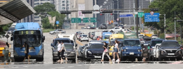 1일 오후 폭염주의보가 발효 중인 서울 여의대로에 아지랑이가 피어오르고 있다. 사진=연합뉴스
