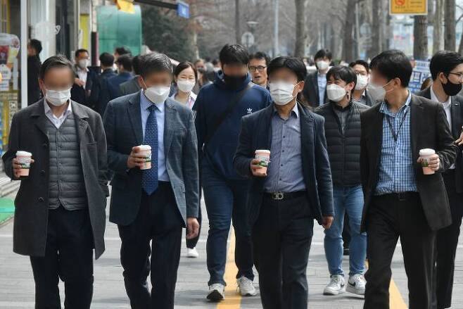 서울 여의도에 직장인들이 점심시간을 맞아 이동하고 있다.   쿠키뉴스 자료사진