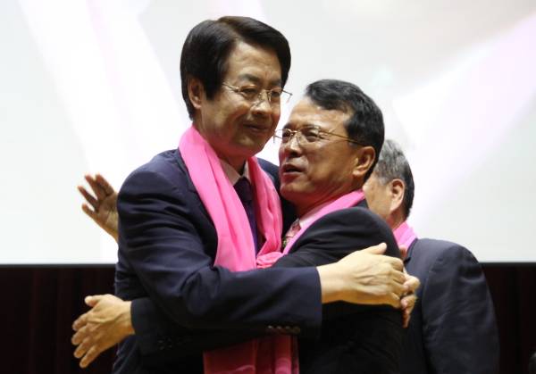 2016년 경남 창원에서 열린 제10회 영호남 한마음성시화대회에서 채영남(왼쪽) 이사장이 예장고신측 경남노회(법통) 노회장 이인덕 목사와 화해의 포옹을 하고 있다. 한국성시화운동협의회 제공