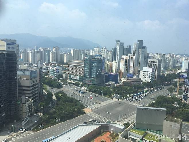 대구 수성구 범어동의 한 고층아파트에서 내려다 본 범어네거리 전경. /사진=신희은