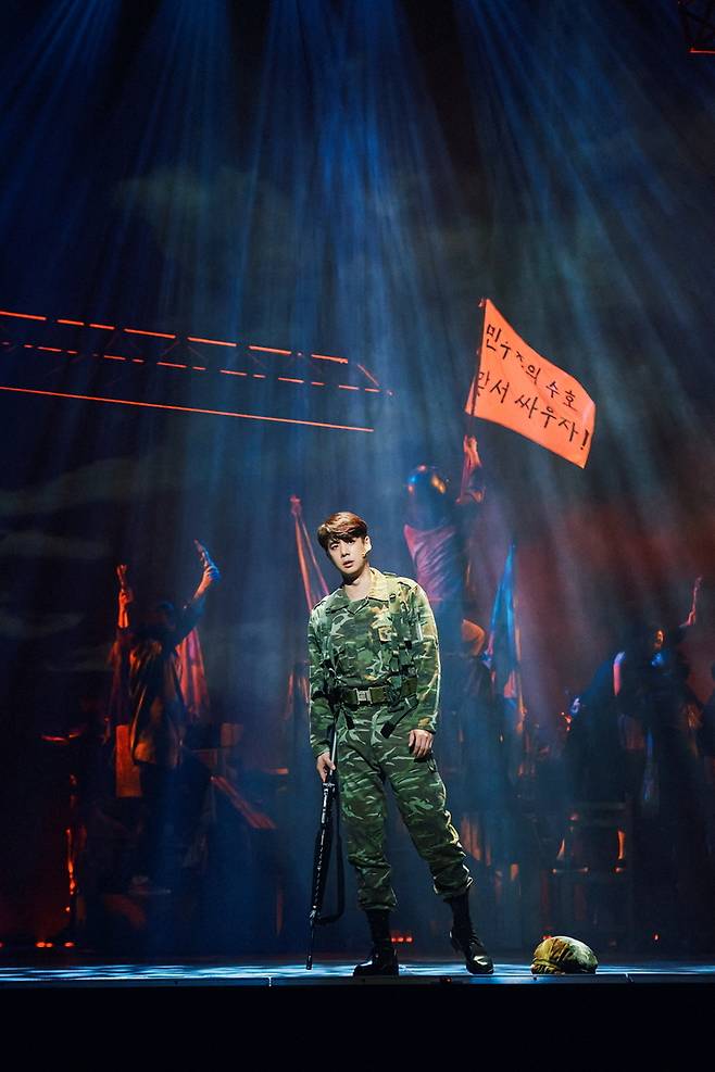 [서울=뉴시스]뮤지컬 '모래시계' 공연 사진. '우석' 역의 송원근. (사진=인사이트엔터테인먼트 제공) 2022.07.01. photo@newsis.com  *재판매 및 DB 금지