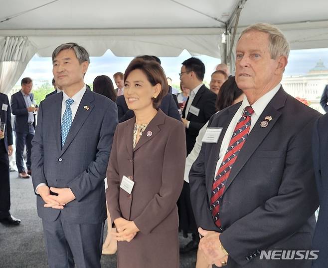 [워싱턴=뉴시스]김난영 기자 = 조태용 주미대사(왼쪽)와 영 김 공화당 하원의원(가운데), 조 윌슨 공화당 하원의원이 23일(현지시간) 워싱턴DC에서 한국무역협회(KITA)가 주최한 미국 정부·의회 및 싱크탱크, 대사관, 기업인 간 네트워킹 리셉션에 참석한 모습. 2022.06.23.