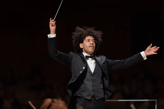 [서울=뉴시스]몬트리올 심포니 오케스트라 음악감독 라파엘 파야레. (사진=Antoine Saito) 2022.07.01. photo@newsis.com *재판매 및 DB 금지