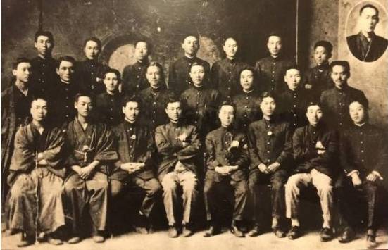 ▲ 지운 김철수 선생 유학시절 단체 사진. ⓒgoogle.com앞줄 왼쪽부터 최두선(최남선 동생), 남길두, 장덕수, 김철수, 윤홍섭, 최익준, 정상형, 양원모. 중간줄 왼쪽부터 김영수, 춘원 이광수, 김성녀, 송계백, 백남훈, 서상호, 노준영, 신익희. 뒷줄 왼쪽부터 김명식, 김양수, 친일사학자 이병도, 김종필, 한상윤, 고지명, 이현규, 별도원내 박인수